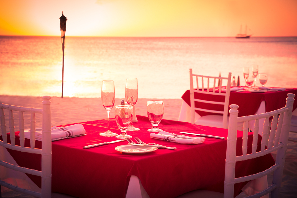 Gedeckter Tisch zum Abendessen am Strand