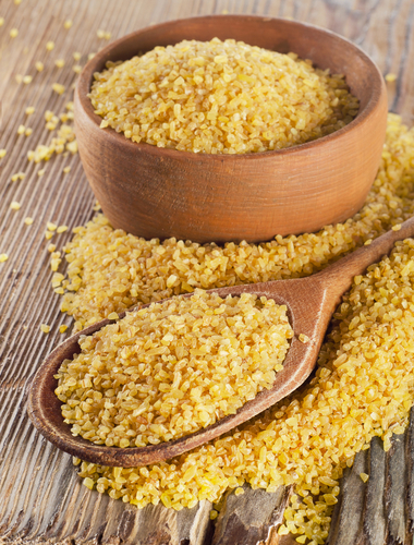 Bulgur roh in einer Holzsschüssel