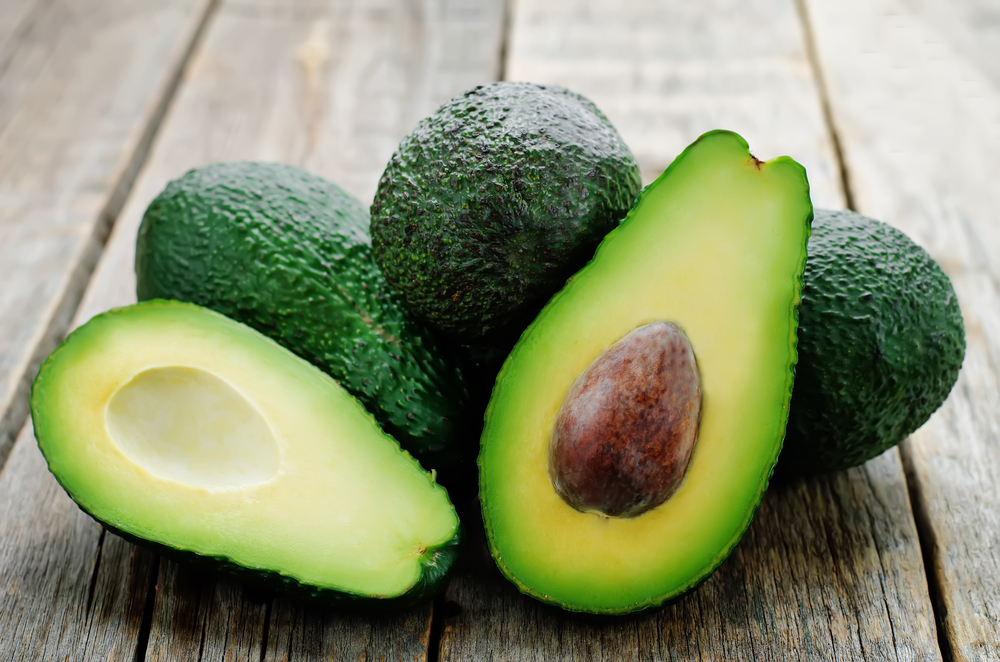 Avocado ganz und aufgeschnitten