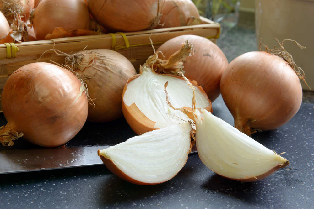 Gelbe Zwiebel ganz und aufgeschnitten