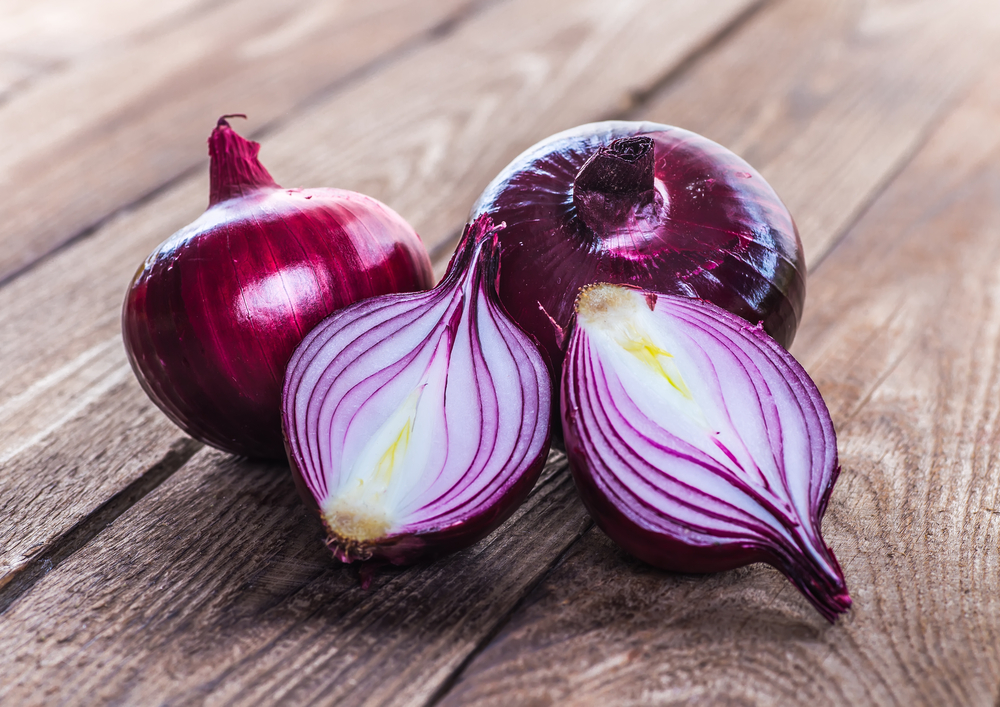 Rote Zwiebel ganz und aufgeschnitten mit Schale