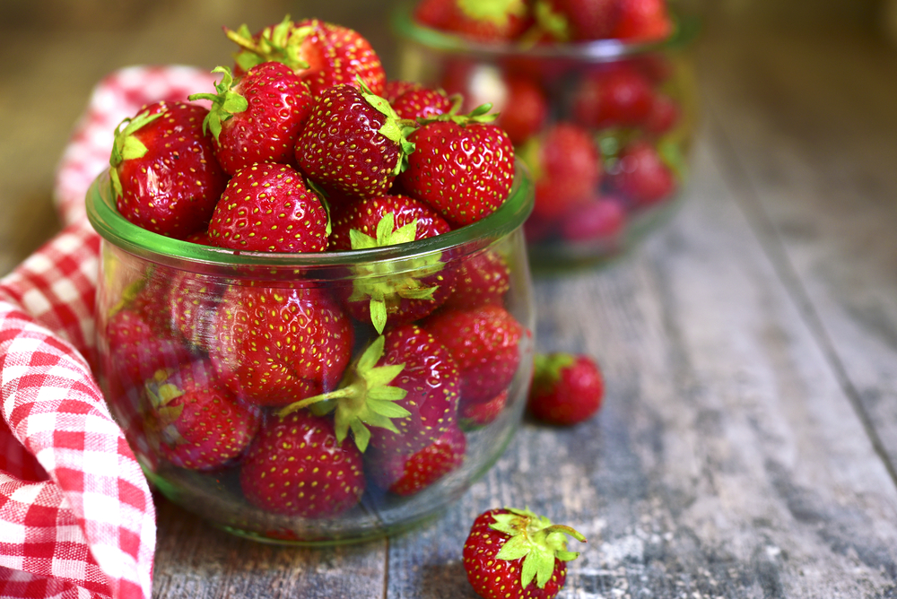 Monatserdbeeren in einer Glasschüssel